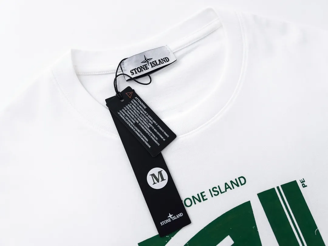 W627#P110💰 [Stone lsland/Stone Island summer new short-sleeved T-shirt with broken printed pattern on the chest] ⚠️[Original creation with high control of details] - Made of 260 grams of combed cotton with 32-count double yarn, soft and comfortable to the touch, sweat-absorbent and breathable. - Simple, basic and versatile style, original quality, the first choice for couples. - Made in a large factory, four needles and five threads on the shoulder, neatly arranged, high quality workmanship. - Same style for men and women. Very versatile, one piece for everyone, details are clearly visible. Color: Black White Size: M L